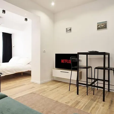 Lina -tia Cozy Studio In Shopping District *
